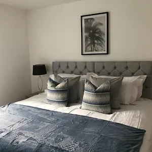Top Location Luton Apartment