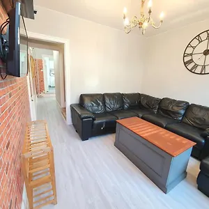 Victorian Home, 3br, Airport, M1, 6 Beds, Sleeps 12 Holiday home