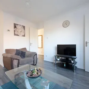 Lovely 1 Bedroom Maisonette Close To Airport, Town And Train Station Apartment